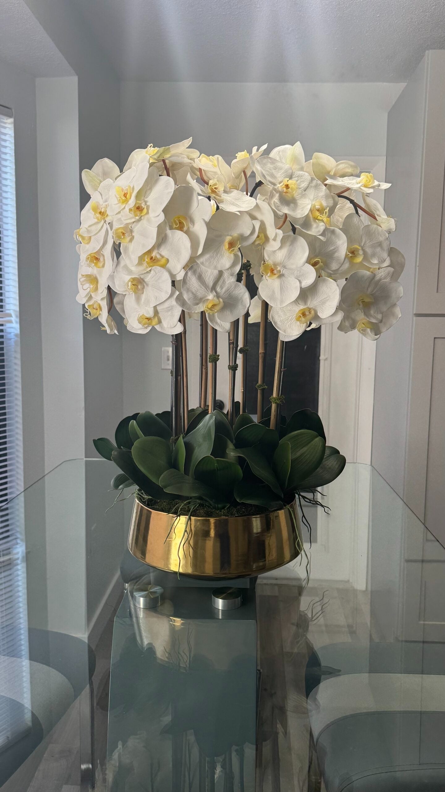 Luxuriöse Dekoration mit weißen Orchideen in einer goldenen Vase