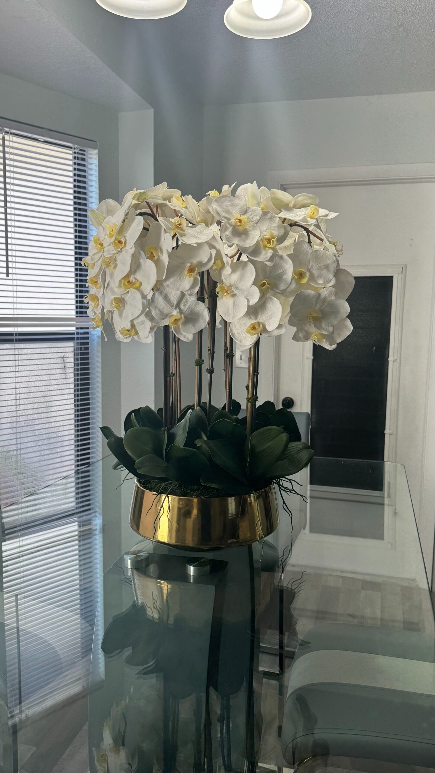 Luxuriöse Dekoration mit weißen Orchideen in einer goldenen Vase