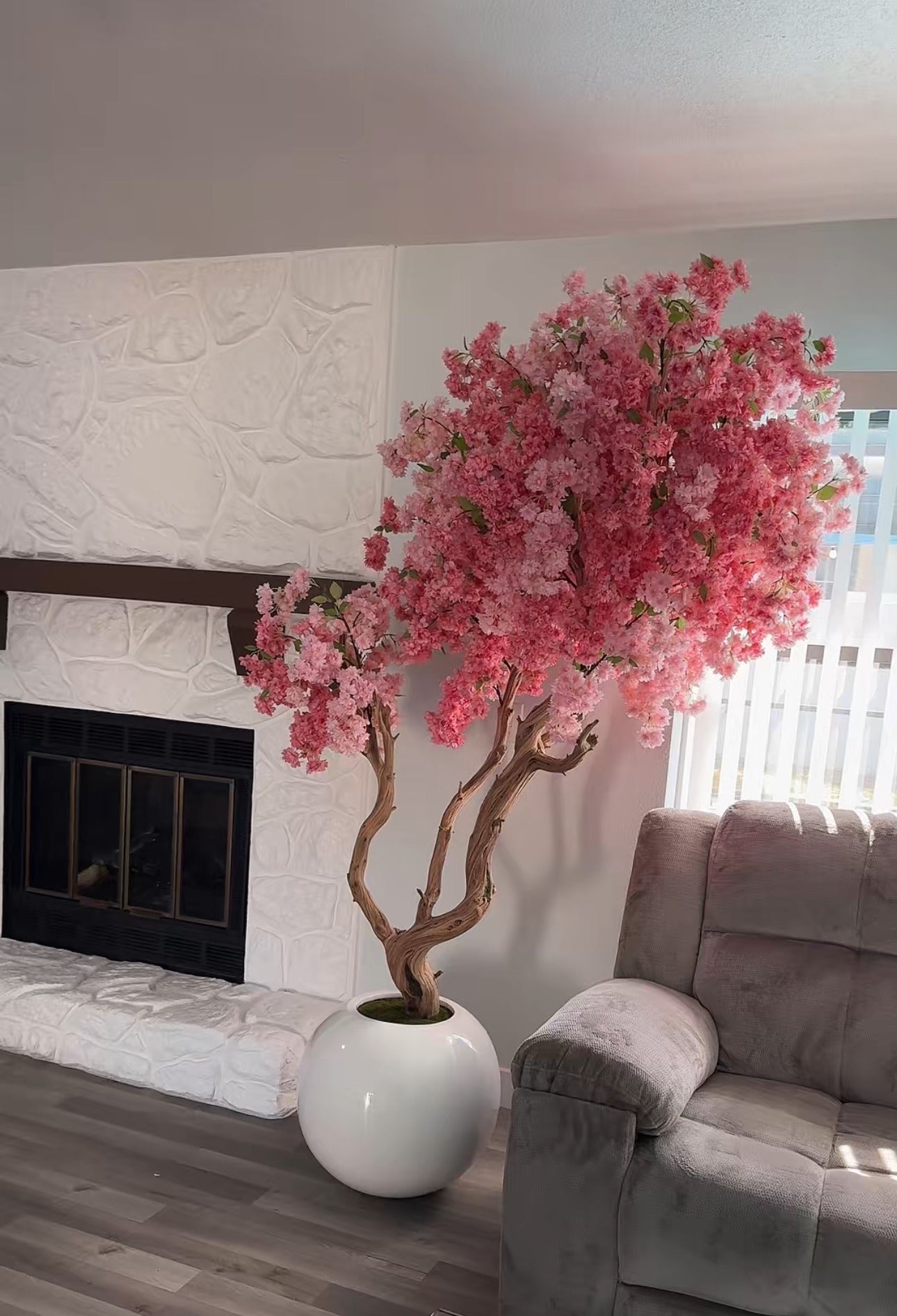 Rosa Kirschblütenbaum in einer weißen runden Vase