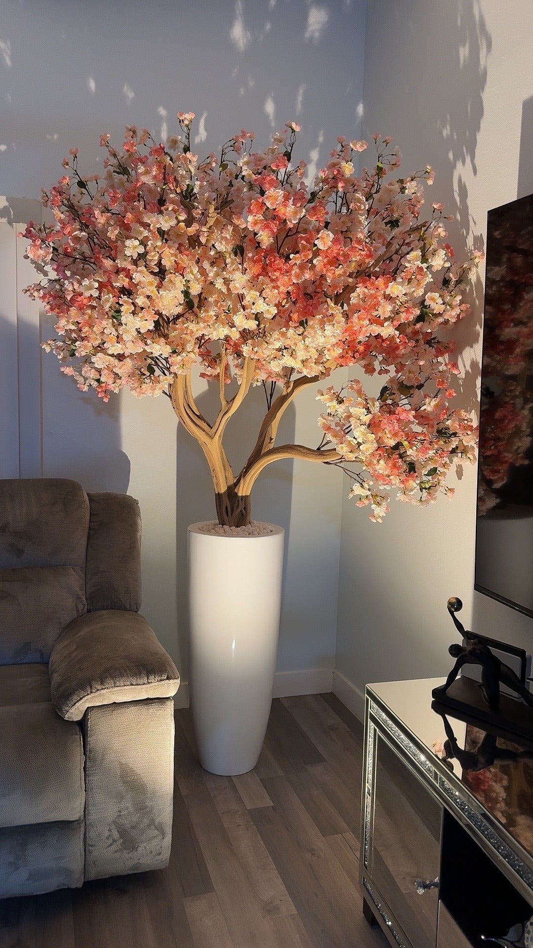 Rosa Kirschblüte in einer hohen weißen Vase