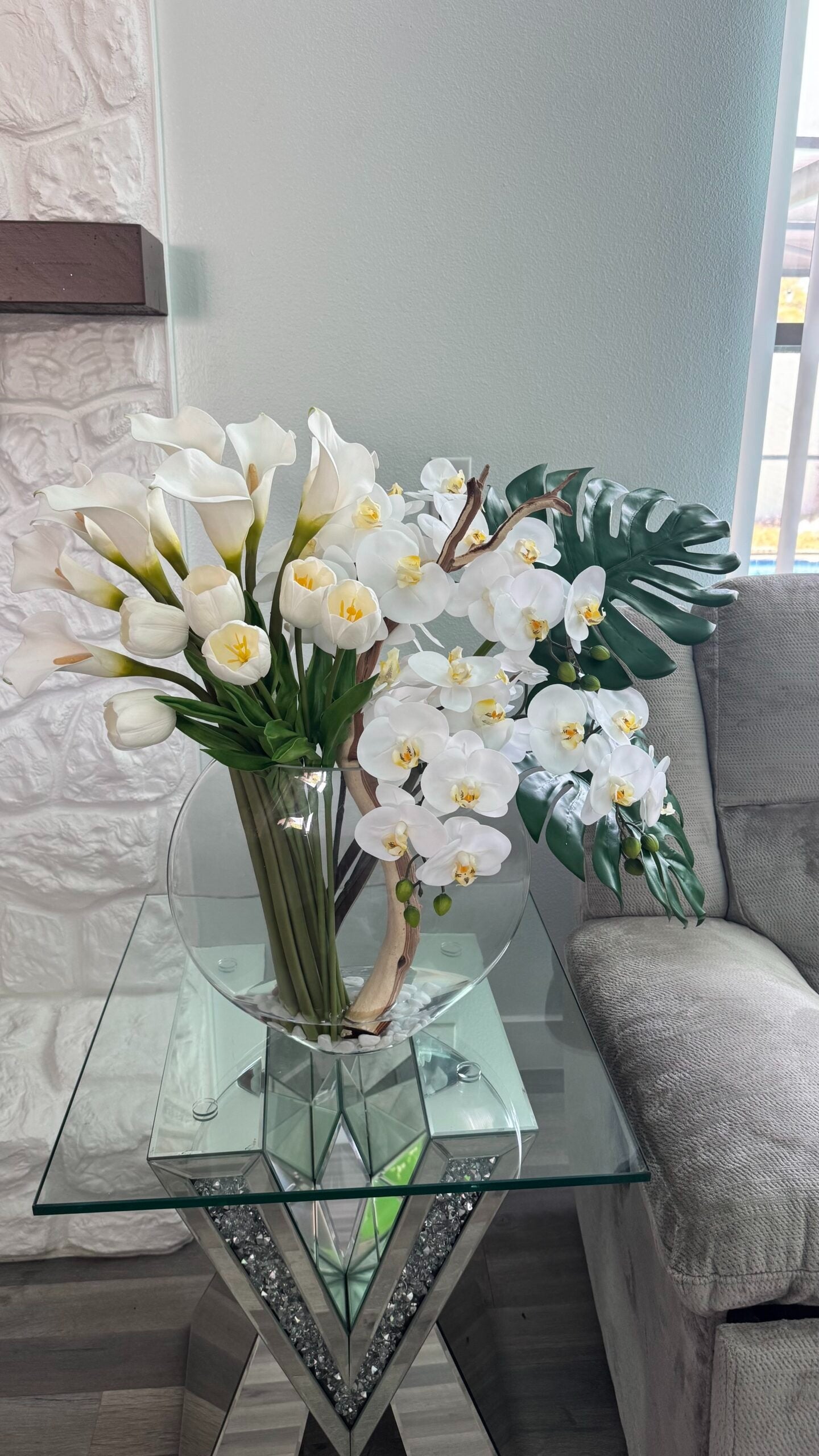 Mondförmige Vase mit gemischten Blumen