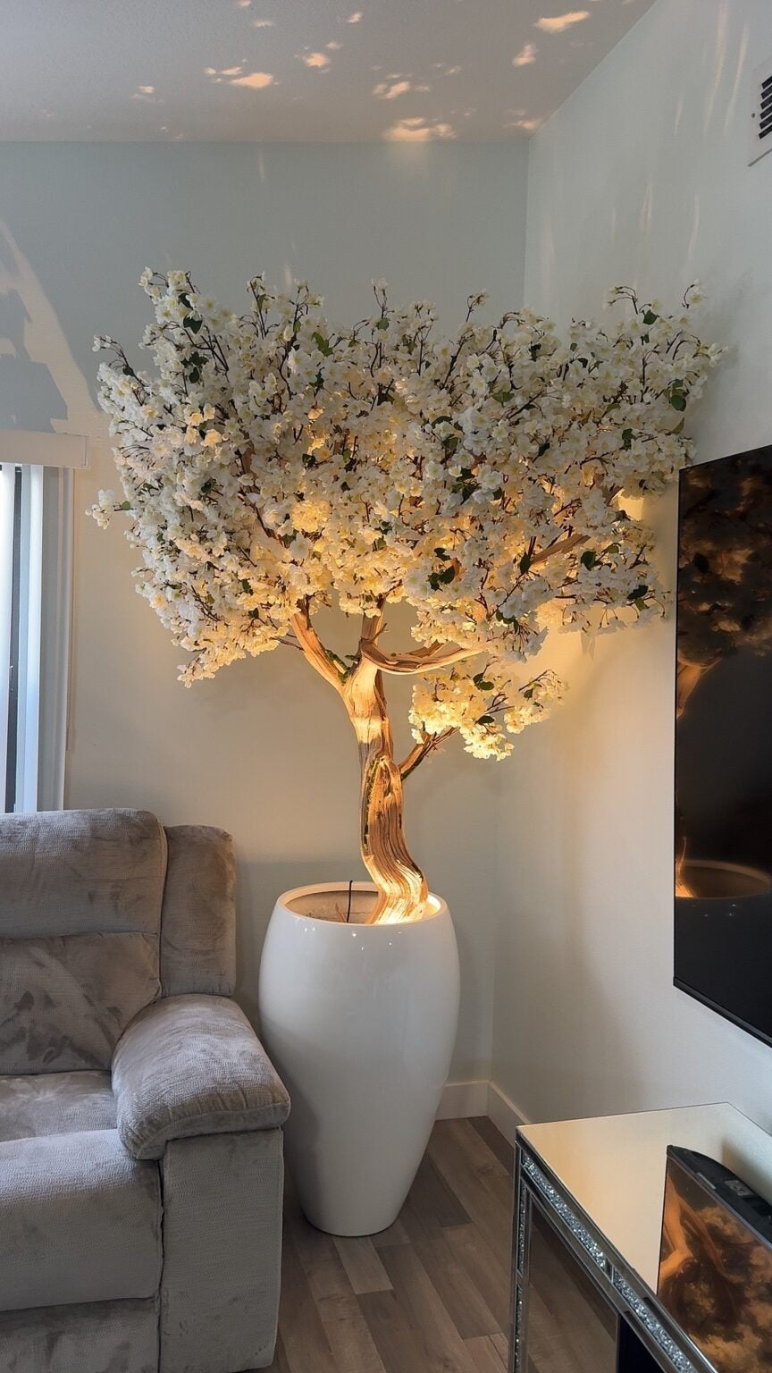 Weiße Kirschblüte „2,13 m“ in einer weißen Vase